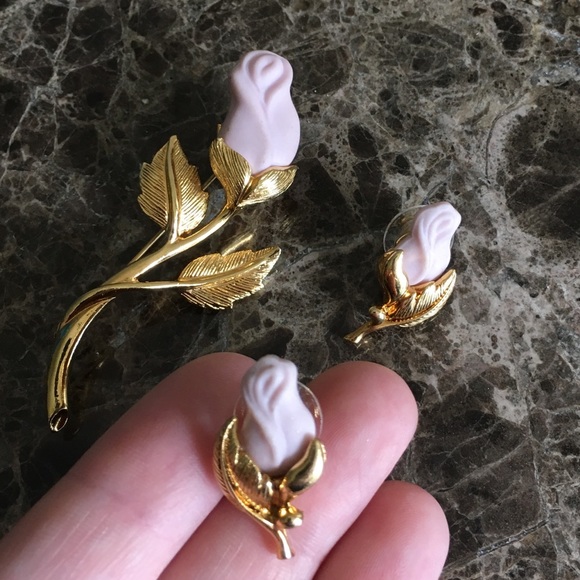 Vintage Jewelry - Gold & Pink Roses Pin And Earrings Set Avon